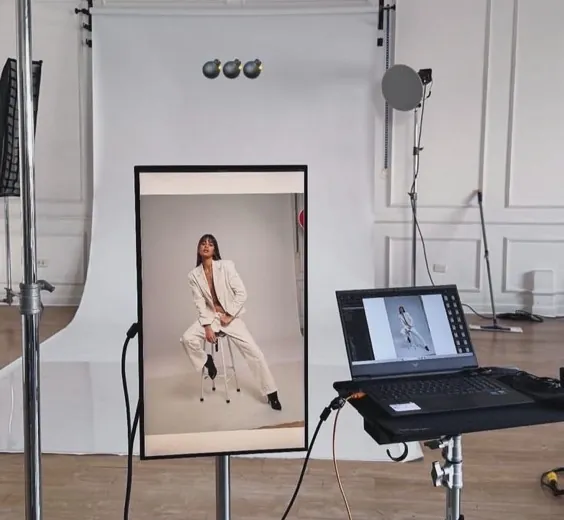 Set de estudio con monitor de referencia