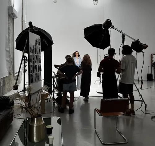 Sesión de fotos en estudio: equipo, luces y ciclorama